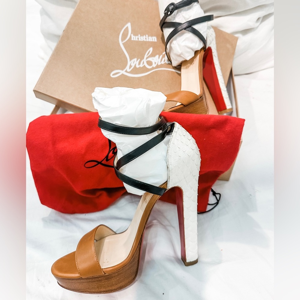 Authentic Christian Louboutin Summerissima Sandal 
BWH3 NOCE/WHITE
Size IT 38